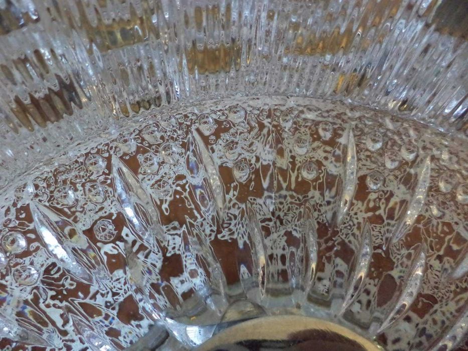 ваза конфетница из старого стекла на металлической ножке