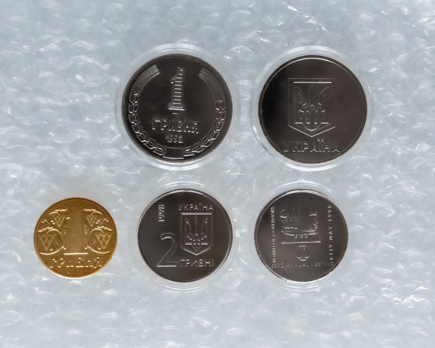 Монети 2 гривні 1998 р.,  1 гривня порошкова 1992 р у круглих капсулах