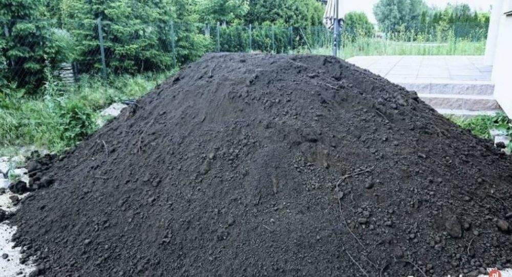 Czarna ziemia ogrodowa – żyzna, przesiana, idealna do trawnika