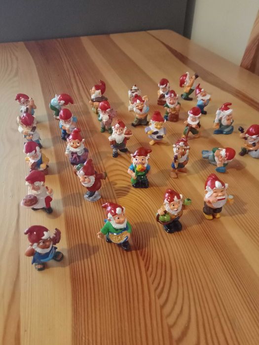 Krasnale, kinder niespodzianka, krasnoludki, 28 sztuk, figurki kinder.