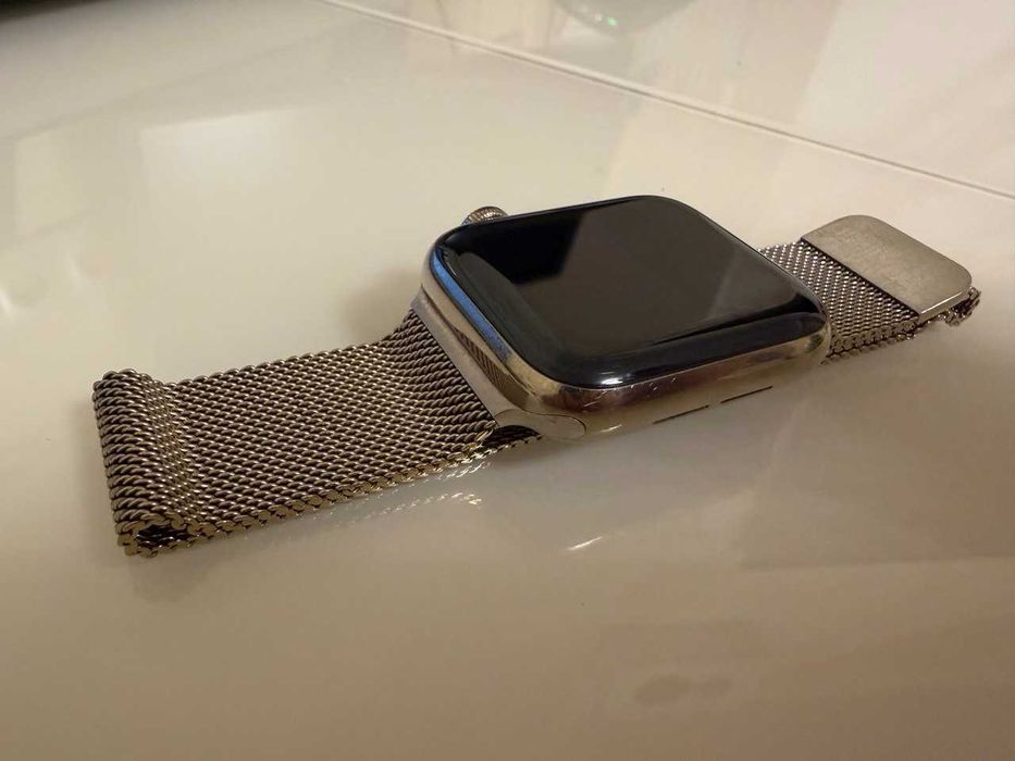 Apple Watch 6 40mm із золотим Milanese браслетом з нержавейки