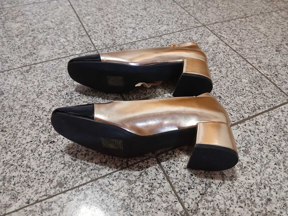 Sapatos verniz bicolor dourado/preto com fivela – tam. 40 – pouco uso