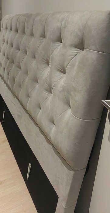 Cabeceira de cama, cinzenta, capitoné