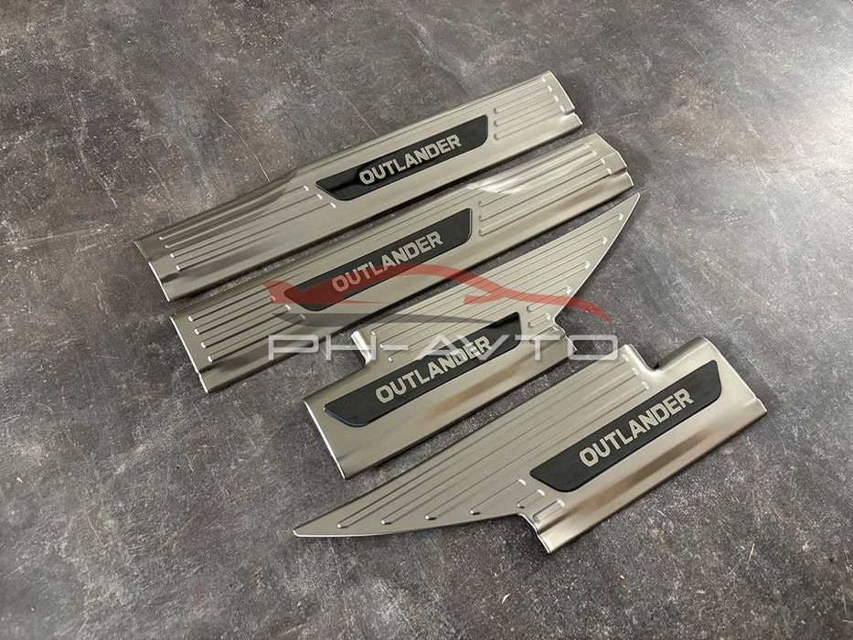 Mitsubishi Outlander 2022+ Накладки на пороги внутрішні на пластик