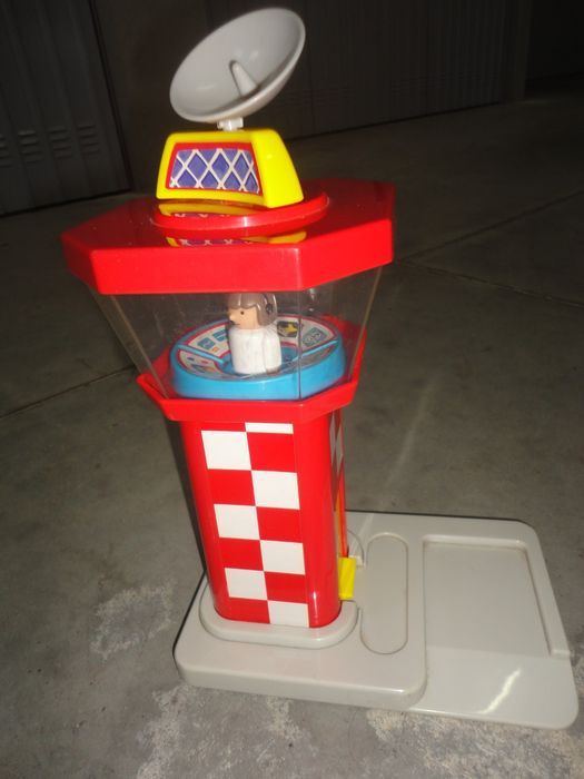Pista de carros e aviões (criança)