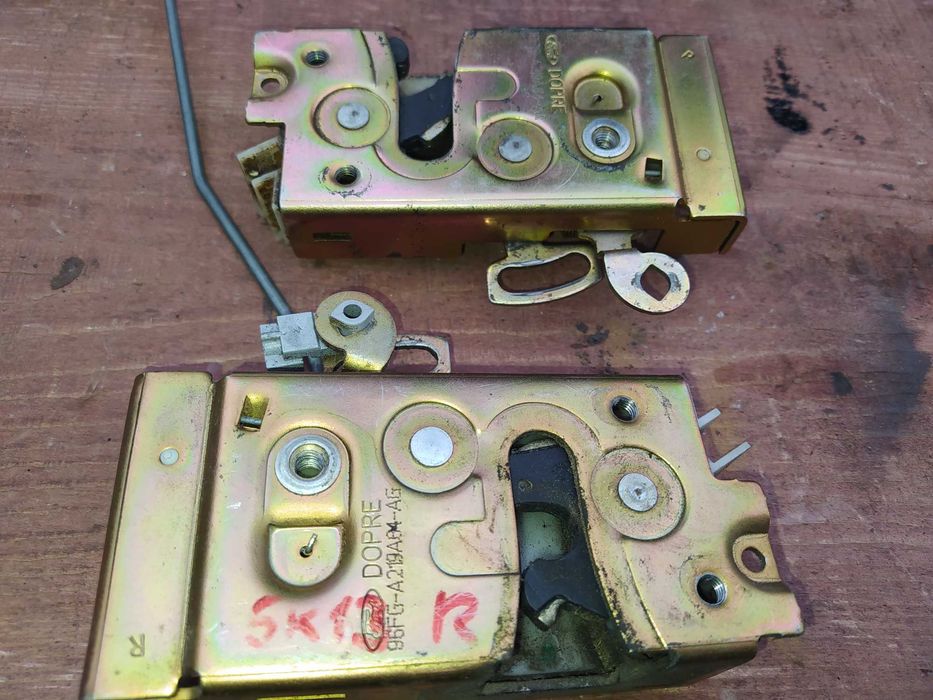 Замок передній правий дверки 96FG-A219A64-AB Фієста Кур’єр Мк4 Dopre