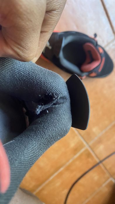 Jordan 4 preto e vermelho nº 38.5