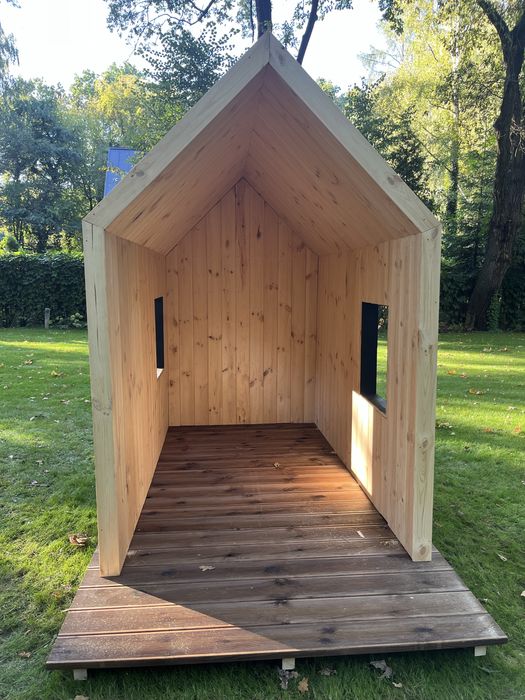 Skandynawski drewniany domek dziecięcy z tarasem