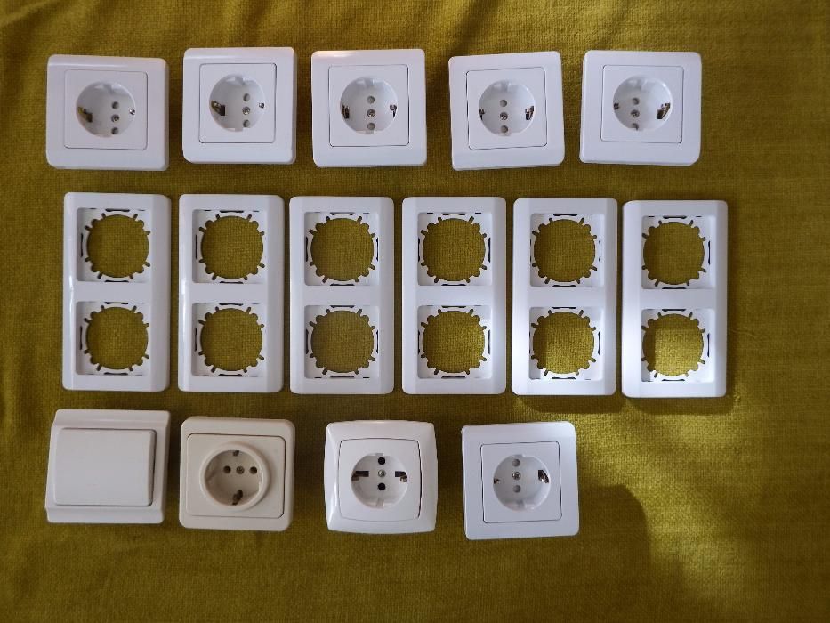 Conjunto de tomadas eléctricas e espelhos duplos