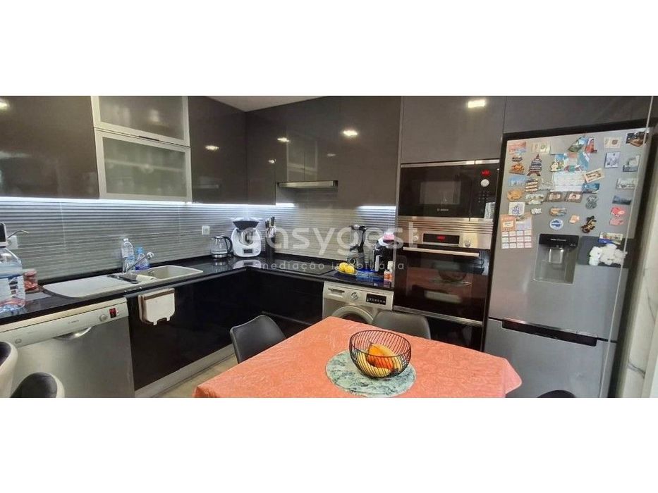 Apartamento T3 em Queluz com logradouro, a 100 metros da estação de...