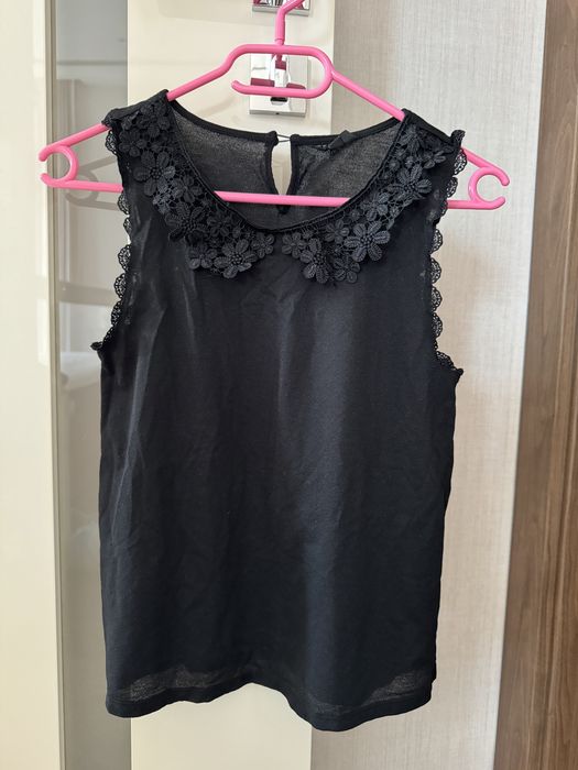 Czarna bluzka z koronką bez rękawów elegancka kołnierzyk Topshop basic