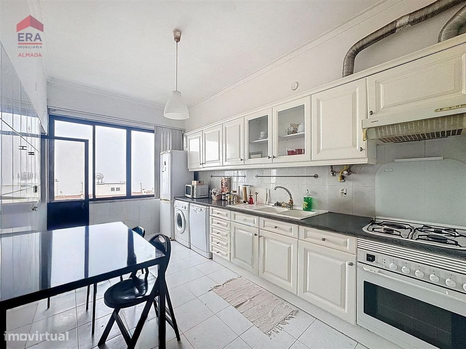 Apartamento T3 com 2 casas de banho e vista — Almada, Cova Da Piedade, Pragal E Cacilhas, Setúbal