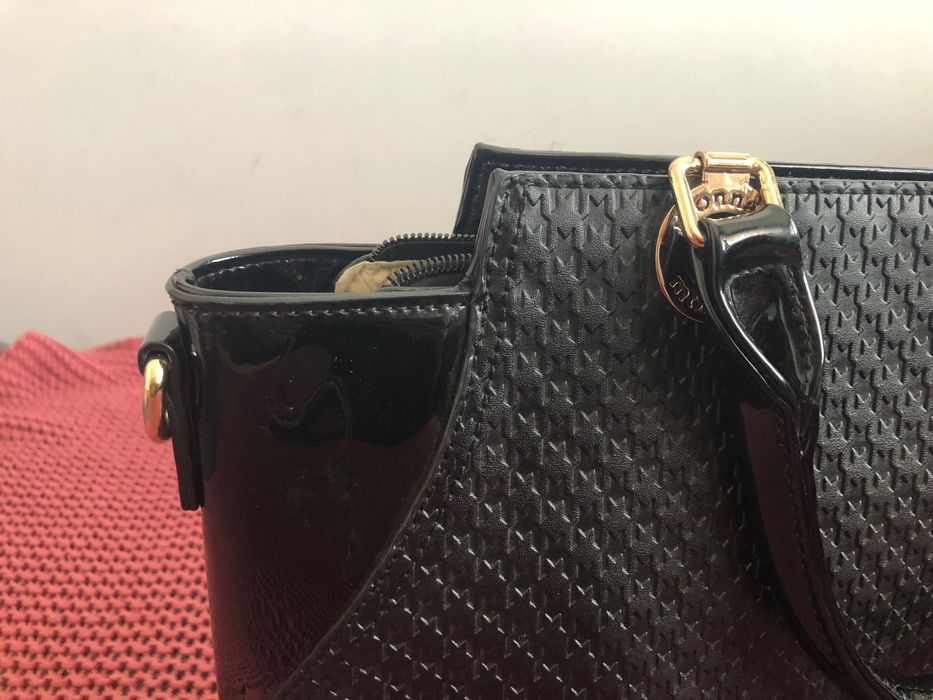 Lakierkowana torebka Monnari