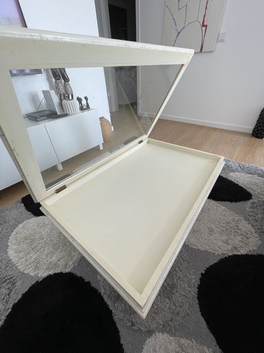 Mesa de centro bege com detalhes marmore
