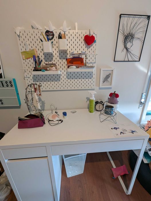 Conjunto Ikea: Secretária micke, cadeira giratória e quadro skadis combinação