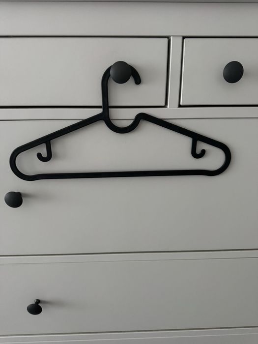 17 cabides pretos IKEA