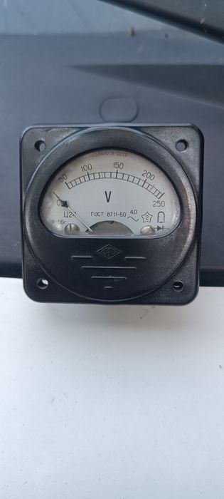 Вольтметр стрілочний