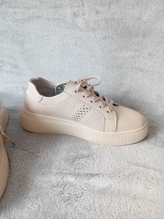 Beżowe sneakersy damskie.