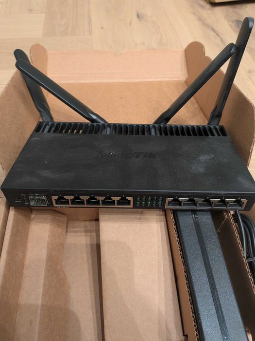 Router WiFi MikroTik RB4011iGS+5HacQ2HnD-IN | Stan Idealny