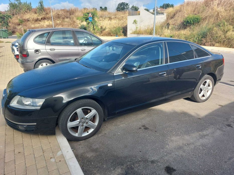 Este sedan destaca-se pelo conforto e qualidade de construção típicos da marca como elegância e robustez.