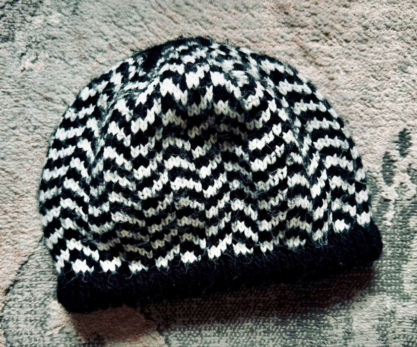 Czapka biało czarna - kupując drugą rzecz, tańsza 50%