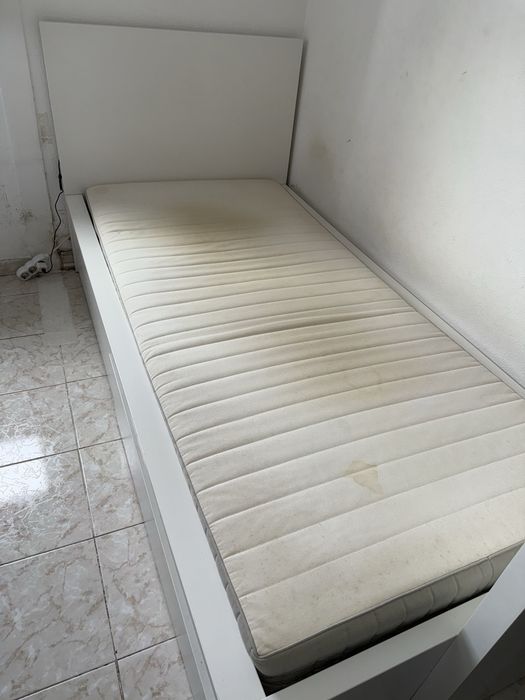 Vendo Cama com Estrado, 2 Gavetas e Colchão