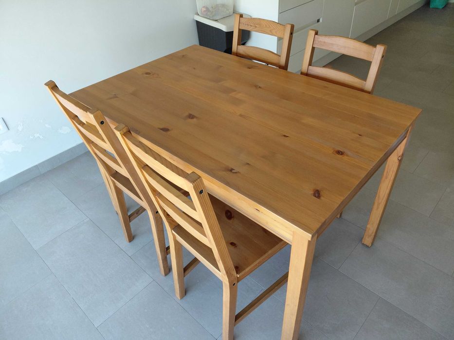 Mesa com 4 cadeiras Pinho Maciço