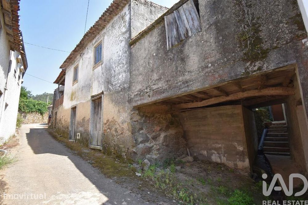 Moradia geminada T3 em Vila Nova de 146 m2