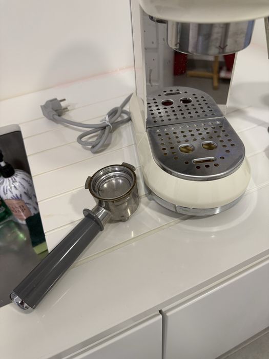 Máquina de Café SMEG Expresso Bege – Café Moído e Cápsulas + Acessórios