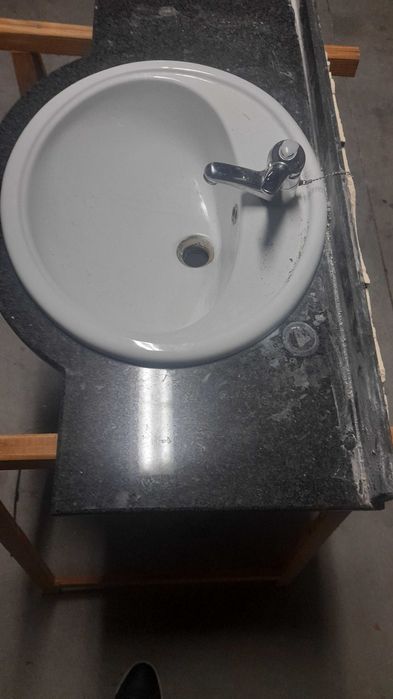 Lavatório e Pedra  e Resguardo de Vidro