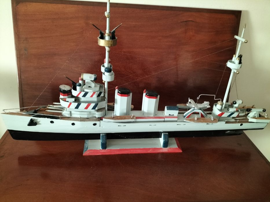 Barco de guerra antigo em excelente estado