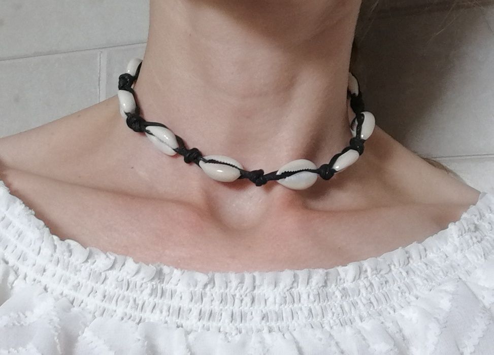 Choker z muszelek kauri. Must Have sezonu