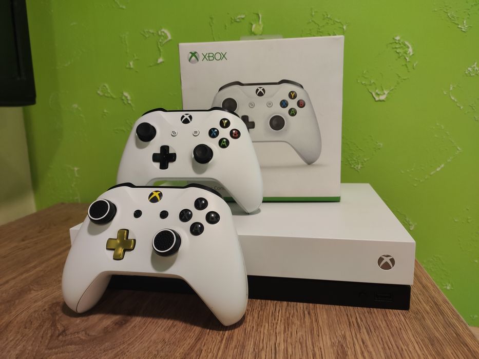 Продам Xbox One x,