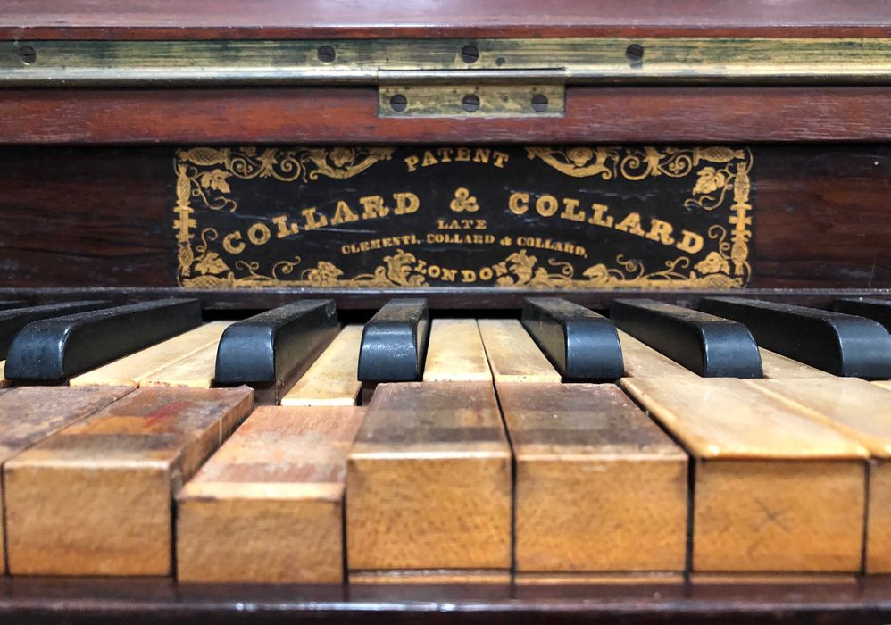 Piano Antigo em Madeira