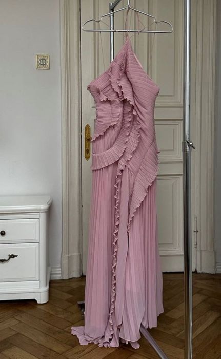 Рожева шифонова сукня з воланами.