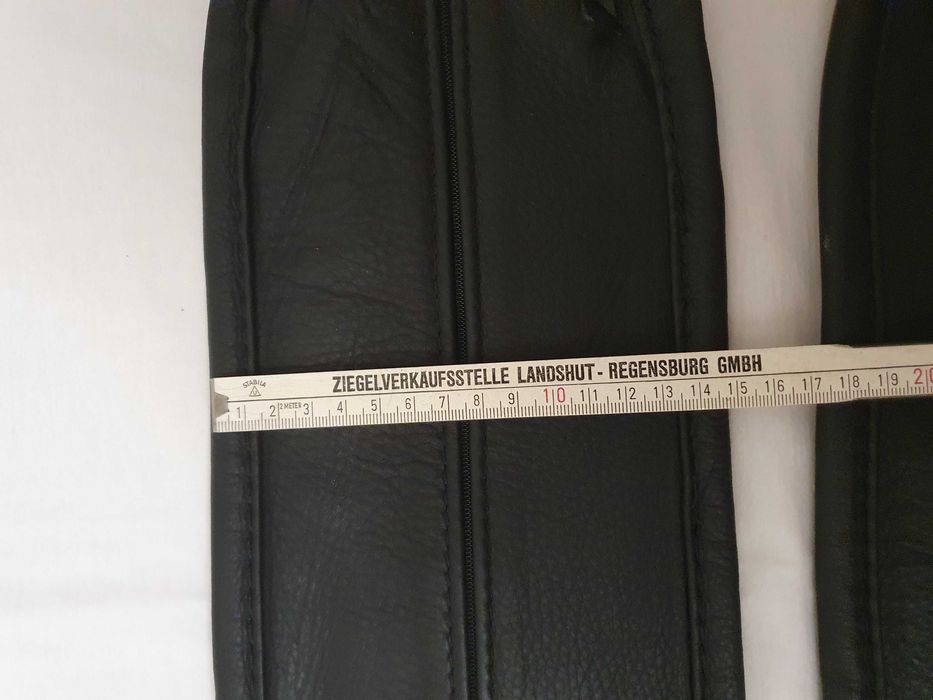 Чехол из натуральной кожи размером 75х15 см.