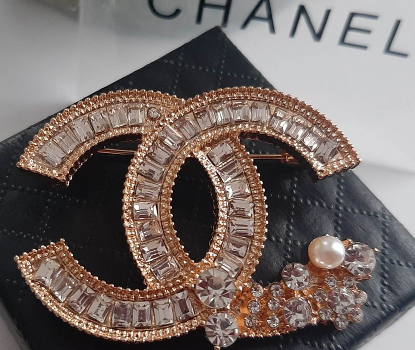 Piękna broszka cc perełki i kryształki wybita pieczątka Cudo lv ysl
