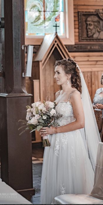 Suknia ślubna na ramiączkach