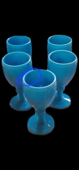 Copos vintage em opalina turquesa