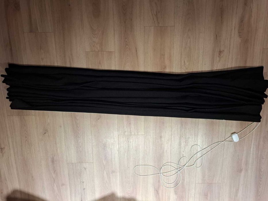 Roleta czarna na długa, idealna do zasłonięcia drzwi balkonowych