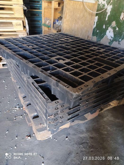 Палети пластикові.