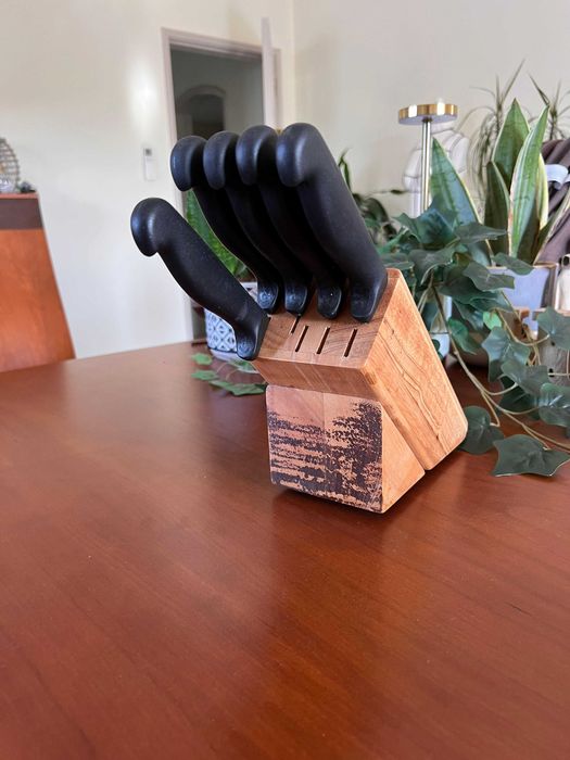 base de madeira só com 4 facas e 1 garfo