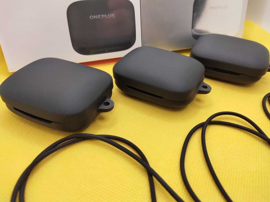 Чехол силиконовый на наушники OnePlus Buds Pro +  карабин (без шнурка)