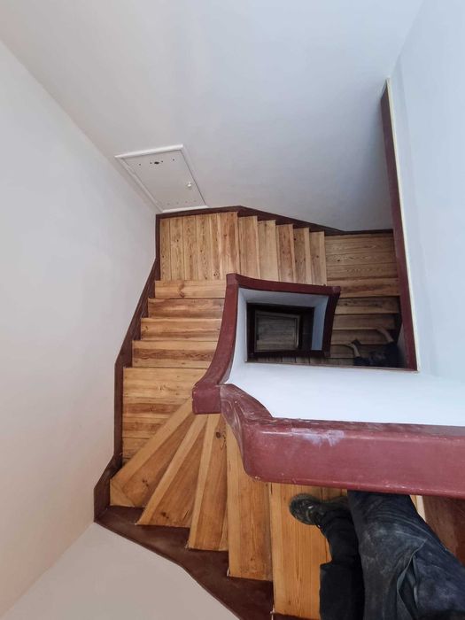 Afagamento de escadas em madeira.