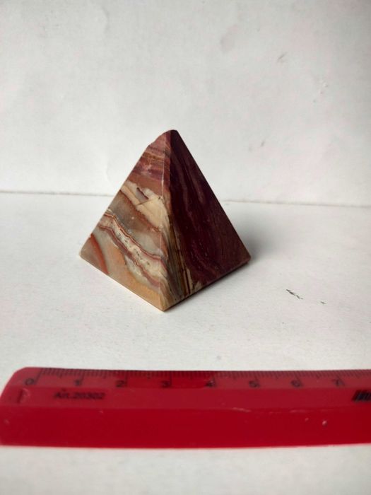 Piramidka z kamienia szlachetnego - uszkodzona