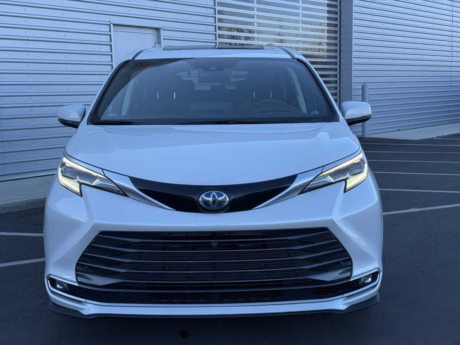 Toyota Sienna Platinum 7-Passenger      2023
