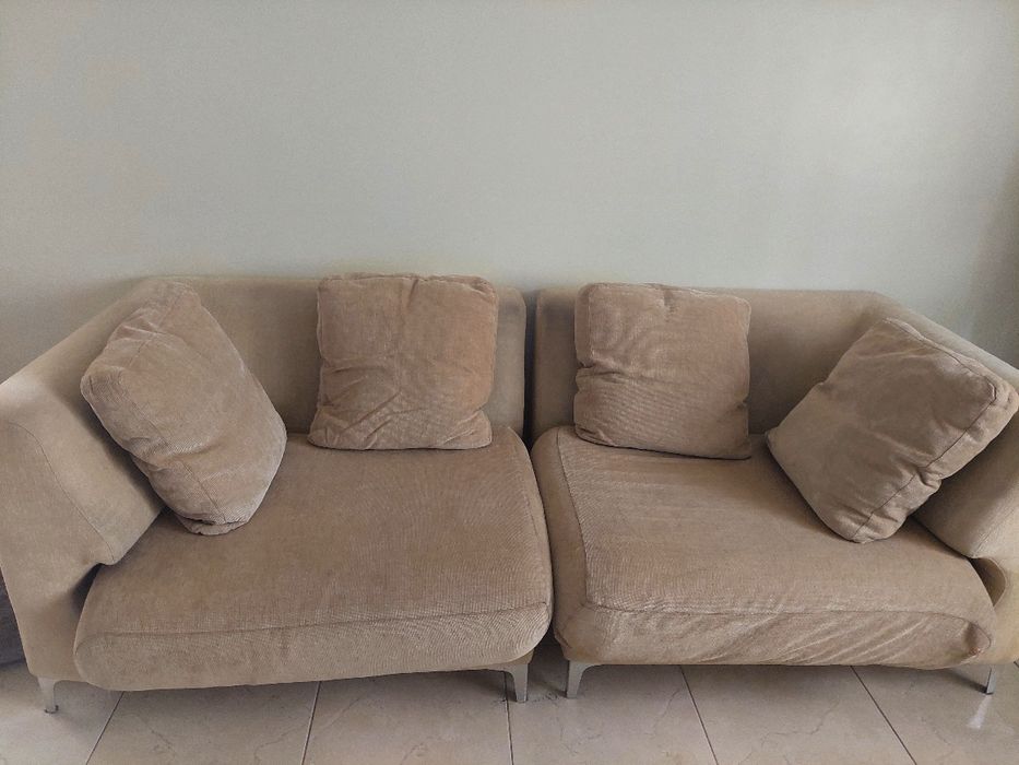 Sofa de três lugares com usado em bom estado e é lavável.