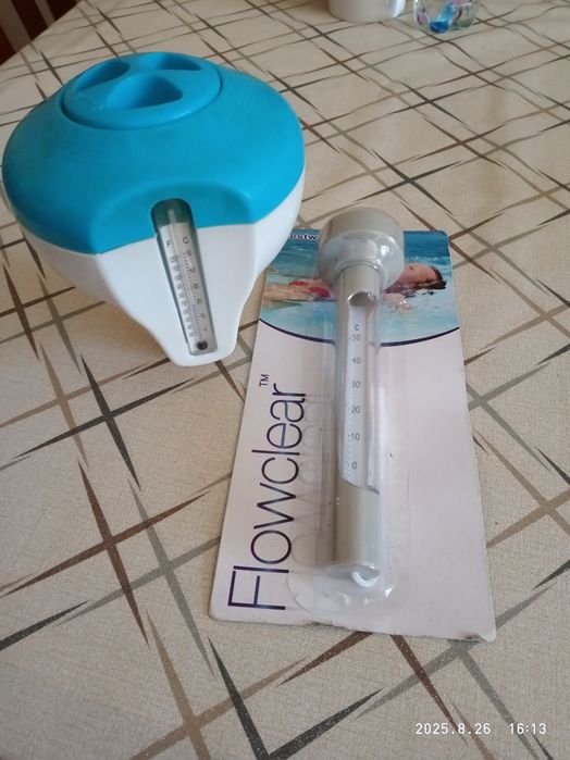 Pływający dozownik chloru i termometr basenowy