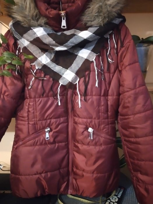 Kurtka modna i wygodna- zimowa z kapturem marki Orsay