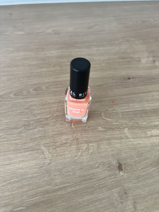 Piękny lakier do paznokci